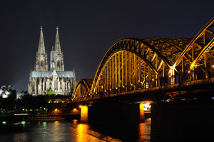 photo-wallpaper-at-night-in-cologne