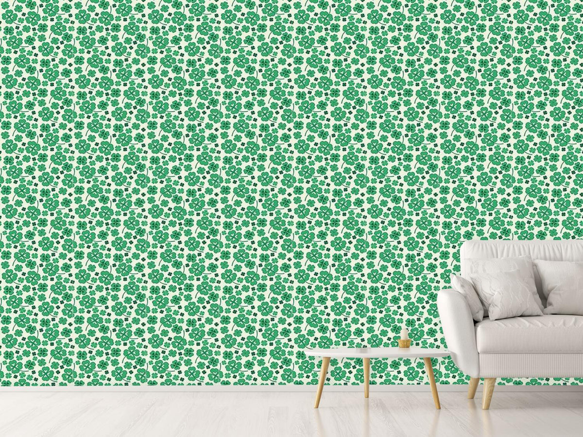 patterned-wallpaper-lucky-clover-on-white