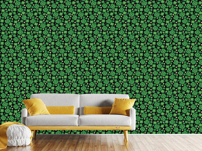 patterned-wallpaper-lucky-clover-on-black