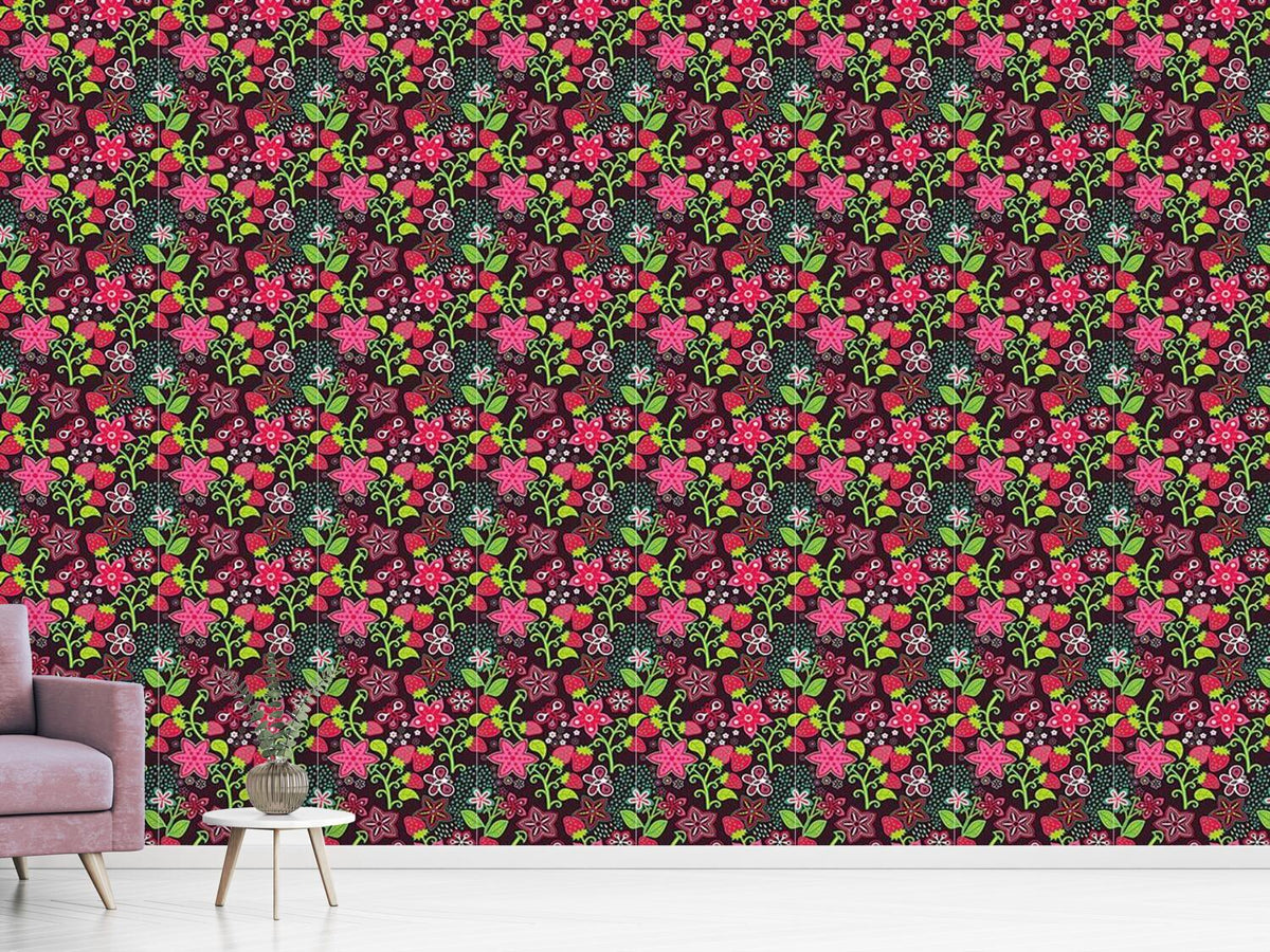 patterned-wallpaper-in-mums-strawberry-paradise